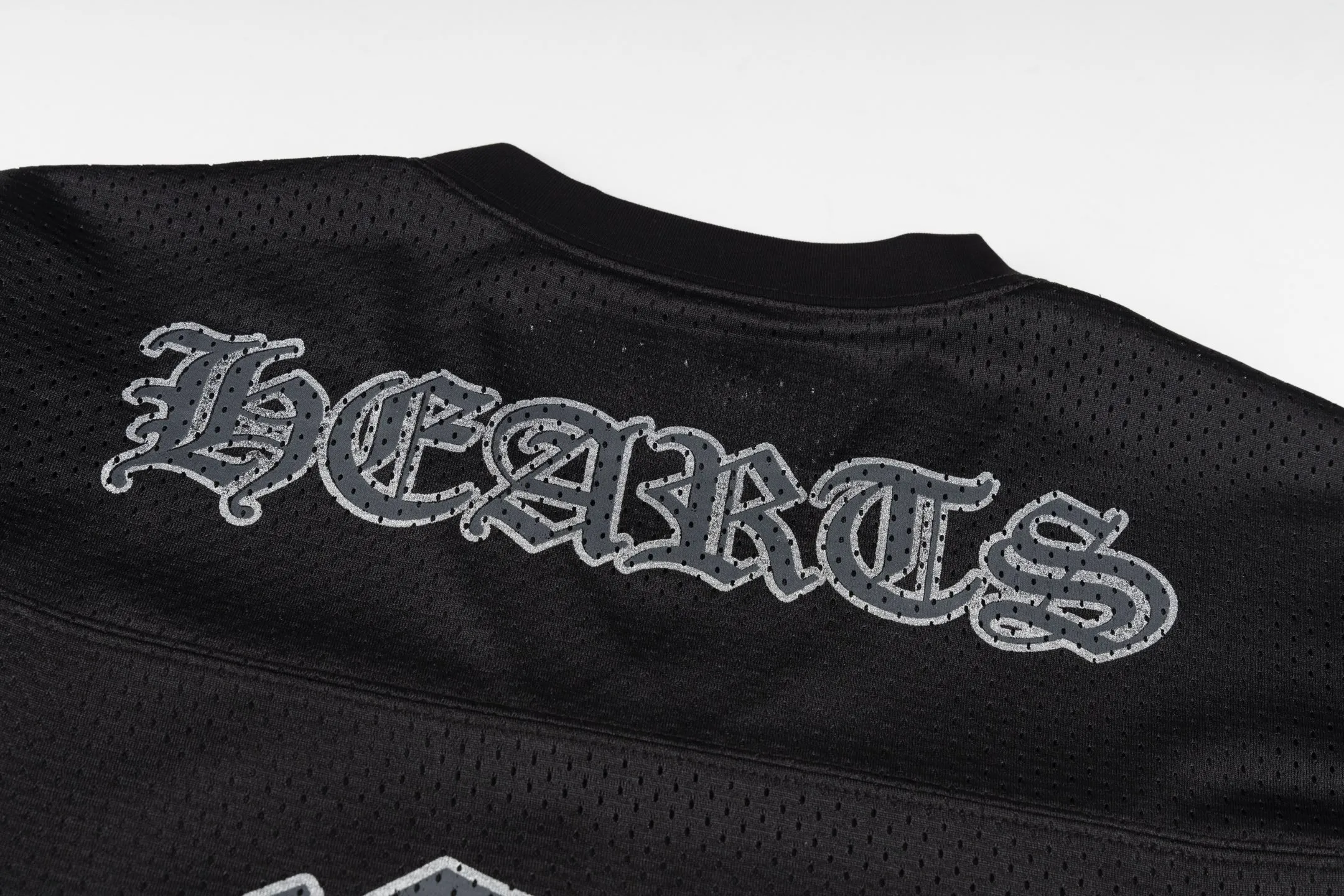 🅿️380 [Exclusive supply] CH Crow Heart Sanskrit Mesh Hockey Long Sleeve. The original version was purchased for 15,989 and developed. The fabric is made of custom weaving and dyeing technology. It is made of selected black mesh fabric, showing a unique sports style. The fabric has been specially treated to provide excellent breathability and comfort while maintaining a crisp and structured appearance. The double-layer design structure enhances the overall texture and makes the wearing experience more three-dimensional and full. The brand's iconic patterns are printed in many places, and high-precision printing technology is used to ensure that the patterns are clear and sharp. The silver printing has a glitter effect, showing charming luster changes under different lights. All printings undergo strict color difference control to ensure accurate color reproduction. The silver-plated pattern design on the sleeve arms is particularly eye-catching, showing the brand's consistent dark luxury style. In terms of details, the latest custom-woven labels are used, and the workmanship is exquisite. The overall shape is designed for both men and women, with both fashion and practicality. This T-shirt perfectly combines sports elements with high fashion craftsmanship, making it the brand's iconic street style item. Size:S/M/L
